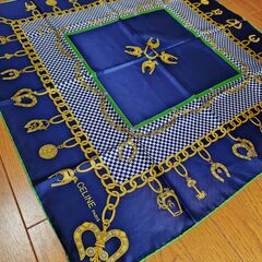 CELINE(セリーヌ) シルク100％。コート感程のアウター感ある大判スカーフ、いかがでしょうか？の画像