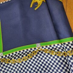 CELINE(セリーヌ) シルク100％。コート感程のアウター感ある大判スカーフ、いかがでしょうか？の画像