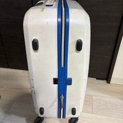 スーツケース(キズあり、鍵なし)の画像
