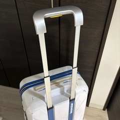 スーツケース(キズあり、鍵なし)の画像