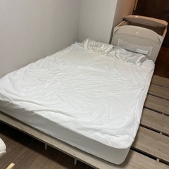 ダブルベッドが入るベッドフレームの画像