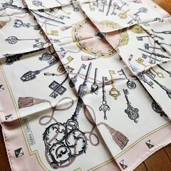 HERMES(エルメス) カレ90 LES CLES THE KEYS RARE。溜息ものの美しい大判スカーフ、いかがでしょうか？の画像