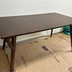 斬新なデザインのダイニングテーブルの画像