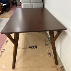 斬新なデザインのダイニングテーブルの画像