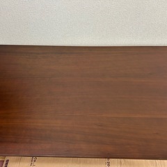 斬新なデザインのダイニングテーブルの画像