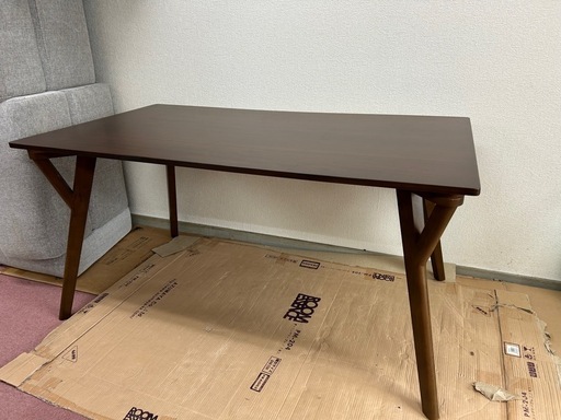 斬新なデザインのダイニングテーブル