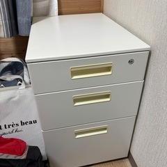 コクヨの事務机と椅子の画像