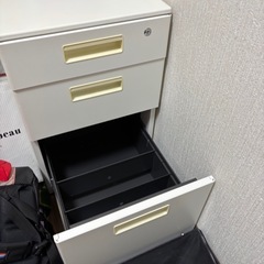 コクヨの事務机と椅子の画像