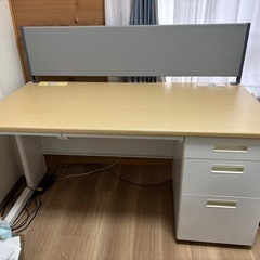 コクヨの事務机と椅子の画像