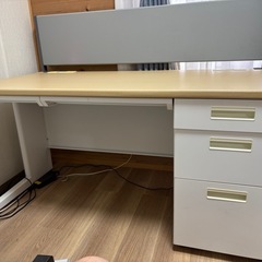 コクヨの事務机と椅子の画像
