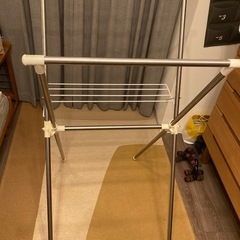 もの干しスタンドと洗濯用大ハンガーの画像