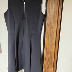 グレーを濃くした色、ミニ丈ワンピースの画像