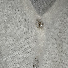 お花ボタンの毛むくじゃらカーディガンの画像