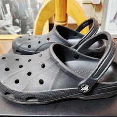 ！Crocs(クロックス) 超定番のメンズサンダル、いかがでしょうか？の画像
