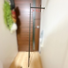 壁掛けコートハンガー 黒 スリムの画像