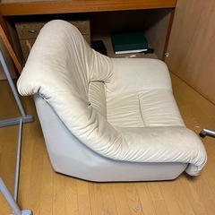 ゆったり一人掛けソファ（レザー調・アイボリー）の画像
