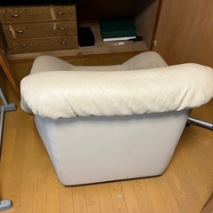 ゆったり一人掛けソファ（レザー調・アイボリー）の画像