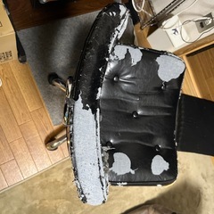 椅子(びっくりするくらいボロボロです)の画像