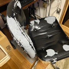 椅子(びっくりするくらいボロボロです)の画像