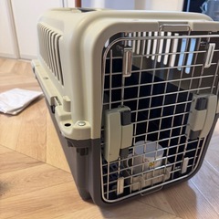 ペットキャリー（猫・小型犬用）ハードタイプ／餌皿付き／横60cmの画像