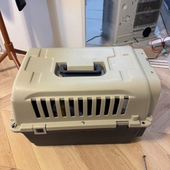 ペットキャリー（猫・小型犬用）ハードタイプ／餌皿付き／横60cmの画像