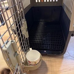 ペットキャリー（猫・小型犬用）ハードタイプ／餌皿付き／横60cmの画像