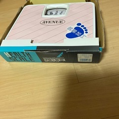 新品ヘルスメーターと救急箱の画像