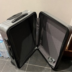 リモワ　キャリーケース　シルバー　
軽量タイプ　2輪の画像