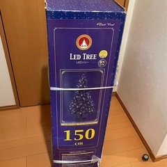 クリスマスツリーとオーナメントの画像