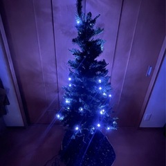 クリスマスツリーとオーナメントの画像