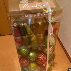 クリスマスツリーとオーナメントの画像