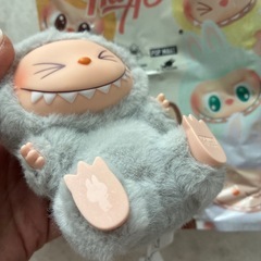 Labubu ハブアシート HEHE(グレー)の画像
