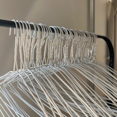ワイヤーハンガー 針金ハンガー　ホワイト 49本の画像