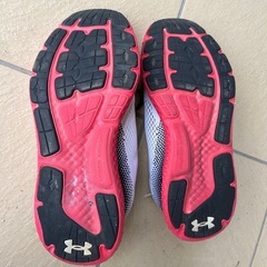 UNDER ARMOUR M チャージドローグ4エクストラワイド 102WHT/BLK/BLKの画像