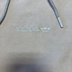 adidas パーカーの画像