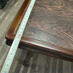 アンティークなダイニングテーブルの画像