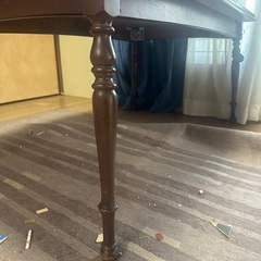 アンティークなダイニングテーブルの画像