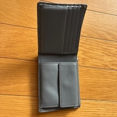 美品。無地折りたたみ皮財布の画像