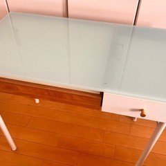 ガラステーブル、学習机やドレッサーにも　の画像