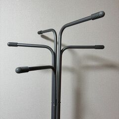スタイリッシュなメタル製コートハンガーの画像