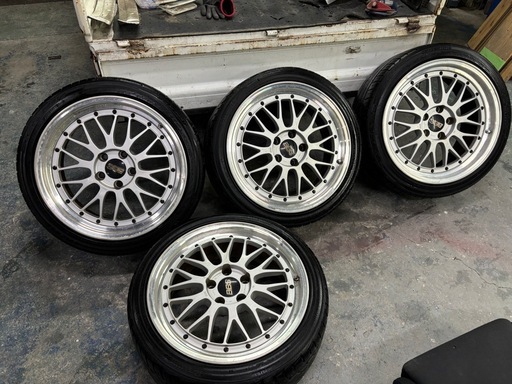 決まりました‼️
ほぼガリキズ無し‼️引き取りなら応談可?‍♀️ 18インチBBS LM 8j +35 9j+35
