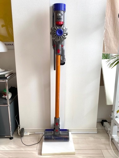Dyson V8 本体＋スタンド＋ツール付き（吸引弱め）
