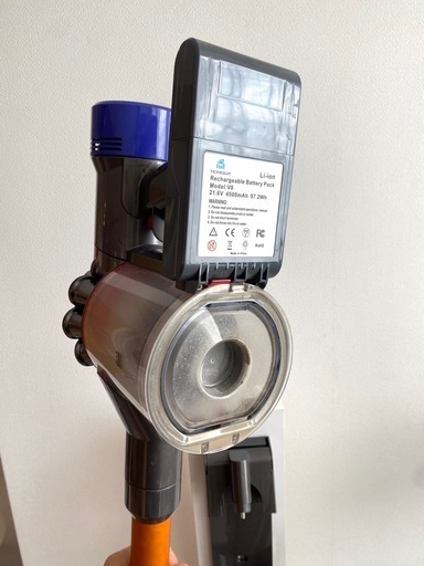 Dyson V8 本体＋スタンド＋ツール付き（吸引弱め）