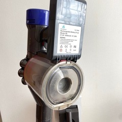 Dyson V8 本体＋スタンド＋ツール付き（吸引弱め）の画像