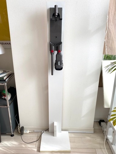Dyson V8 本体＋スタンド＋ツール付き（吸引弱め）