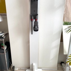 Dyson V8 本体＋スタンド＋ツール付き（吸引弱め）の画像