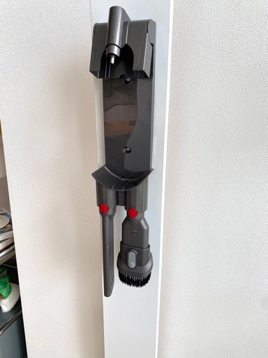 Dyson V8 本体＋スタンド＋ツール付き（吸引弱め）