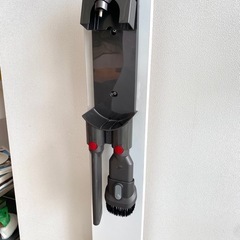 Dyson V8 本体＋スタンド＋ツール付き（吸引弱め）の画像