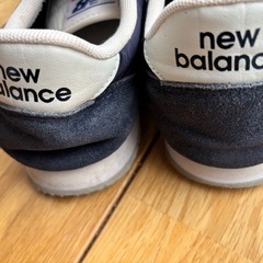 ニューバランスネイビースニーカーの画像