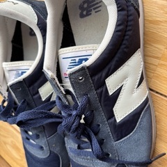 ニューバランスネイビースニーカーの画像